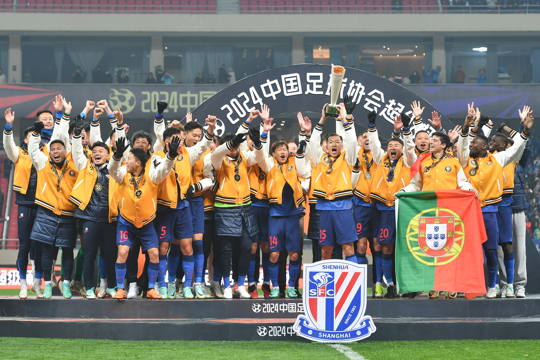 马莱莱制胜球上海申花10海港捧起2024超级杯冠军