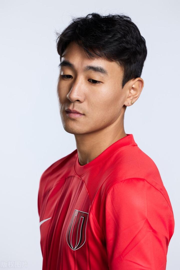 韦世豪给拍出韩式忧郁男歌星的感觉了