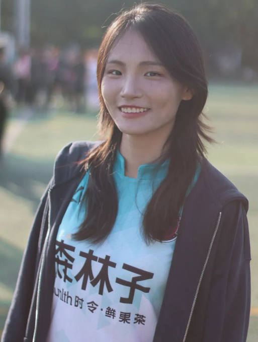 初三,她第一次接触足球,县城里第一次开的女足比赛,学校里首次组建的