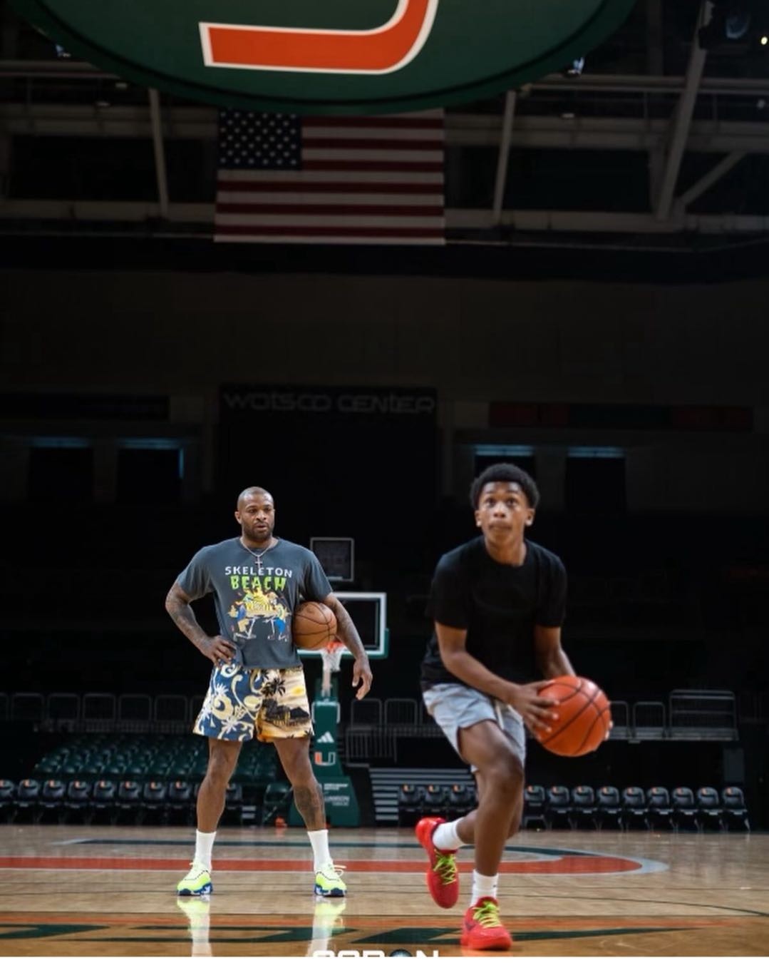 备战2030届选秀pj塔克社媒晒出与12岁儿子训练照