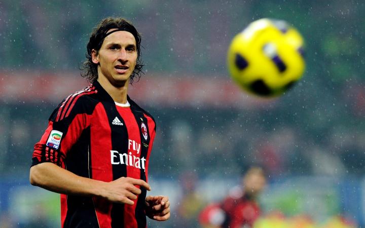 每日足球帅图伊布霸气壁纸精选