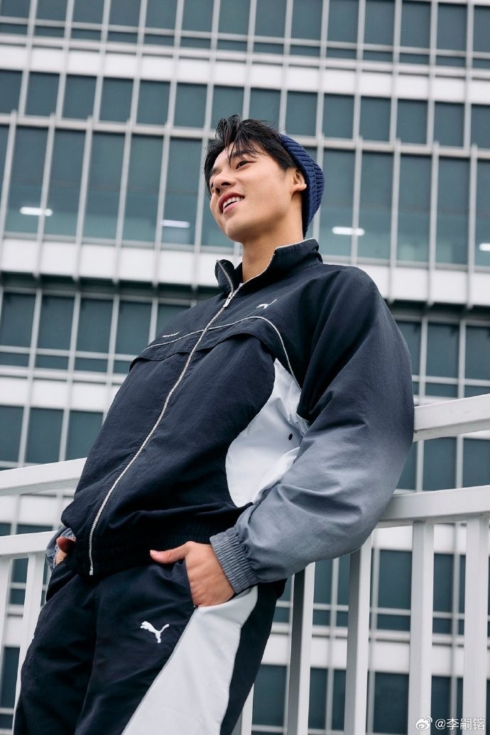 留洋球员李嗣镕发布酷帅街头写真