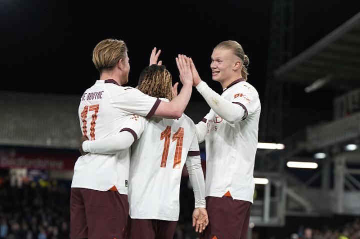 英超曼市德比战中曼城3比2险胜曼联哈兰德上演绝杀好戏