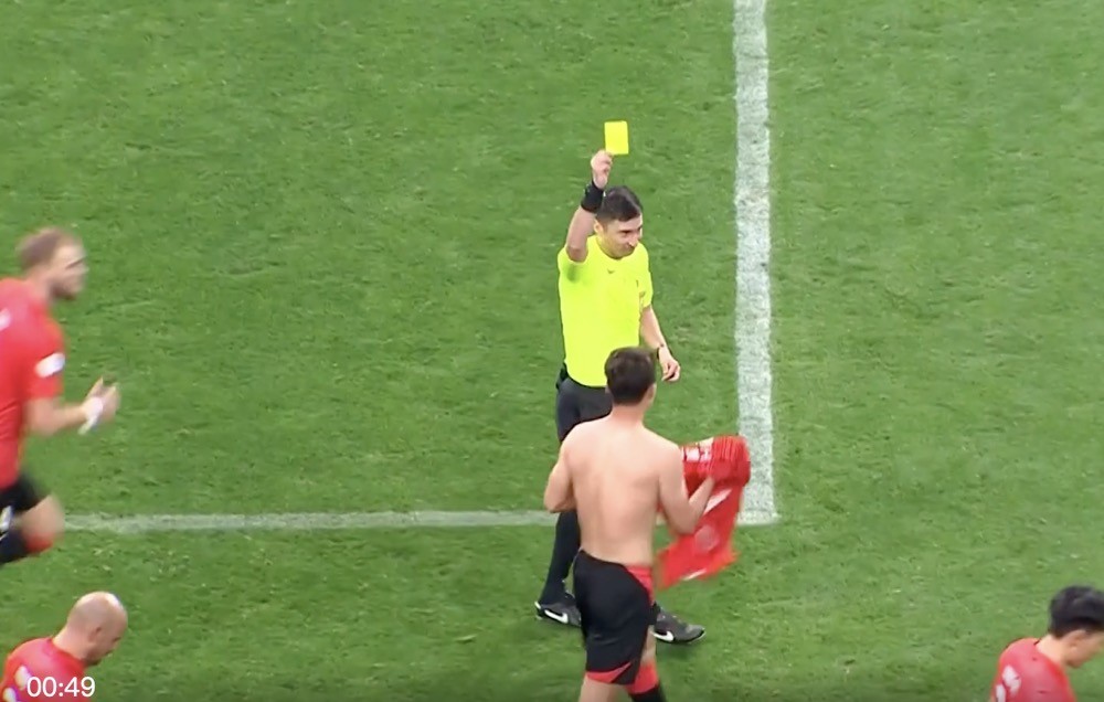 李扬在成都首秀就破门激情脱衣吃到黄牌