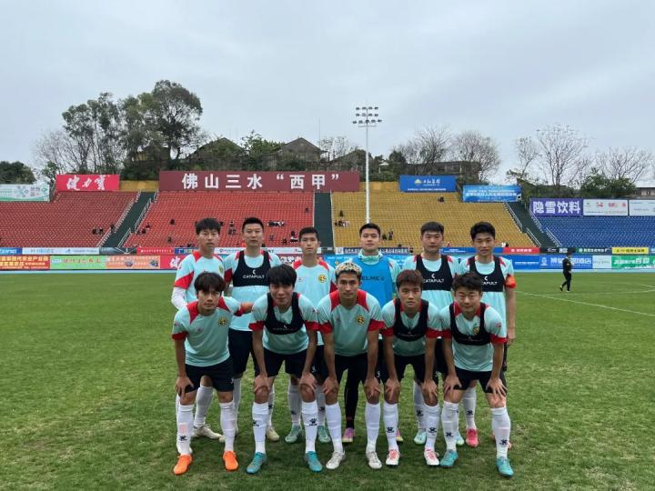 下半场开场,广西平果哈嘹队阵容进行了轮换,经过连续传接配合,由吕品