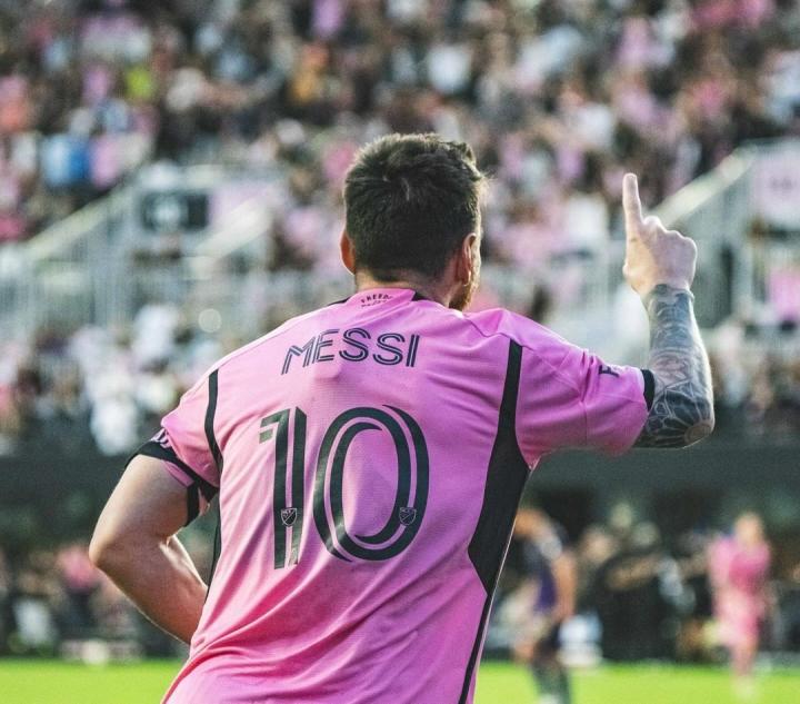 庆祝大胜梅西社媒发文全队贡献了一场精彩的比赛