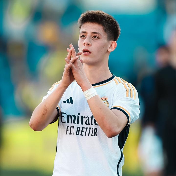 19岁生日快乐阿尔达和居莱尔同一天生日真的很