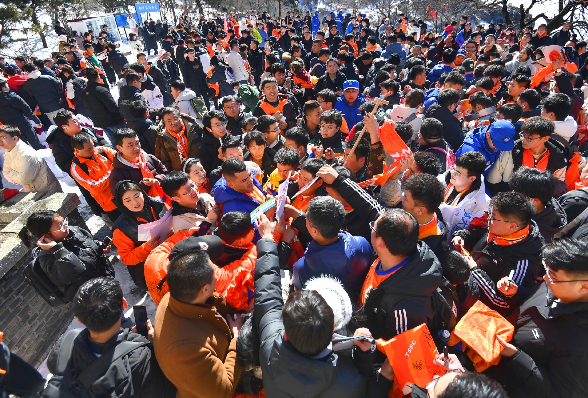 传统活动山东队今日登泰山全队坐索道前往