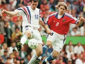 1996年欧洲杯：曼彻斯特老特拉福德球场的传奇之战
