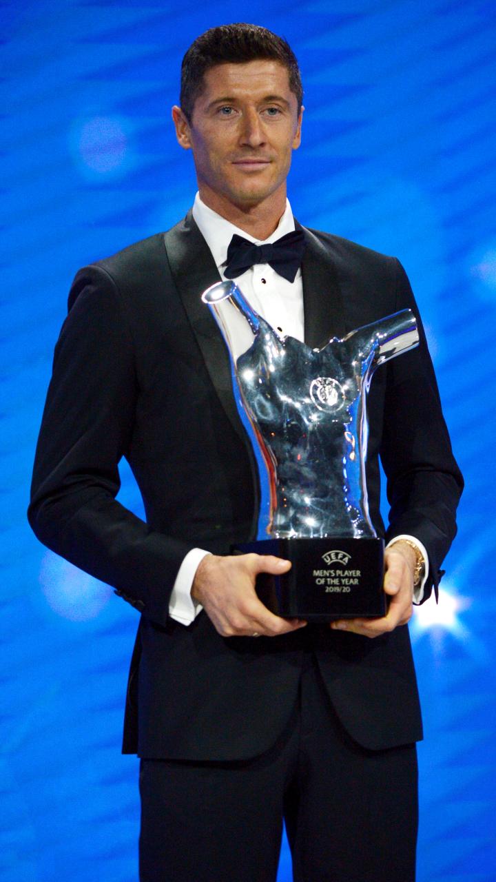 【每日足球帅图】莱万帅气手机壁纸拜仁篇part2