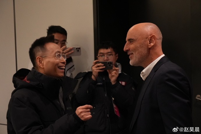 都是利物浦球迷穆斯卡特赛后和解说员詹俊交流