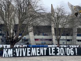 表达不满，巴黎极端球迷拉横幅喷姆巴佩：你等不及6月30日了