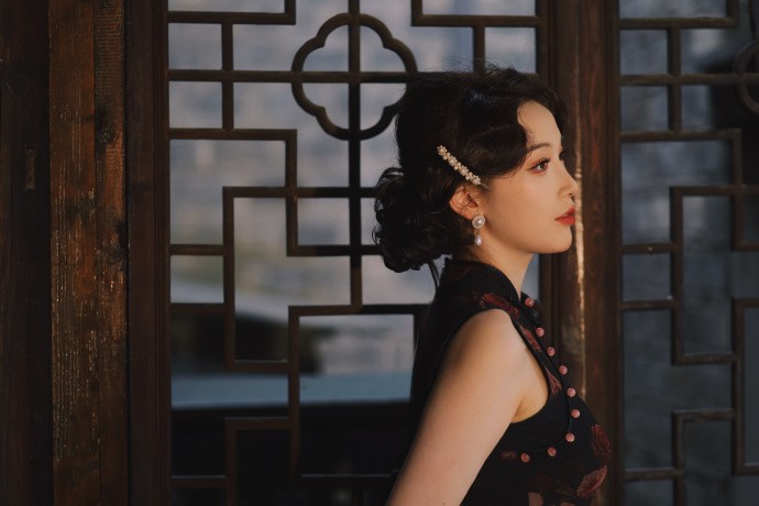 钱天一社媒分享手推波造型，王昶评论：哇塞