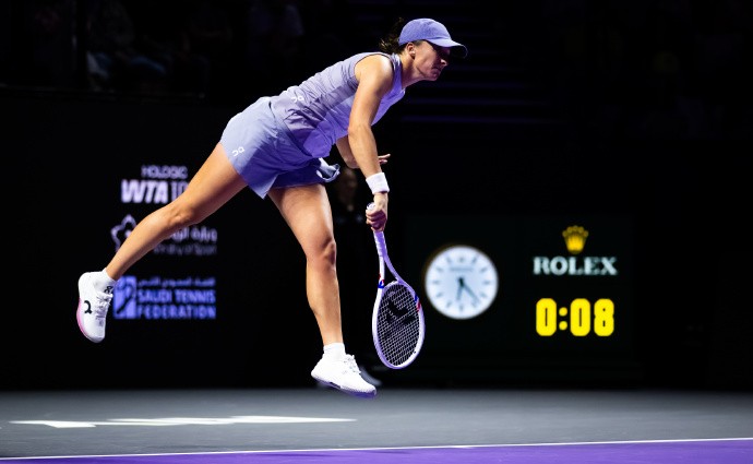 WTA年终总决赛：斯瓦泰克仅丢三局2-0横扫凯斯，取得开门红