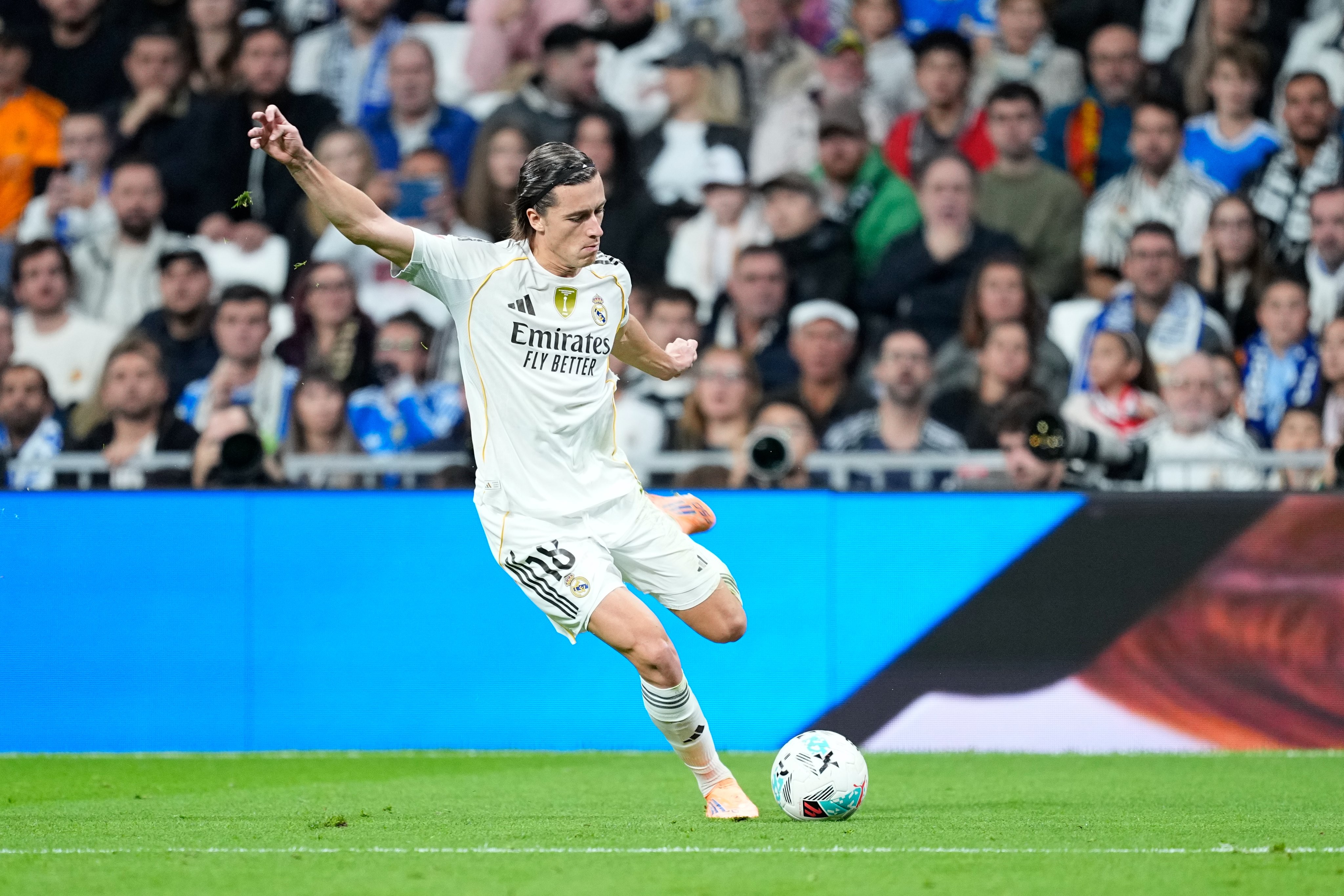 对阵瓦伦西亚干拔爆射破门，卡雷拉斯攻入皇马生涯首球