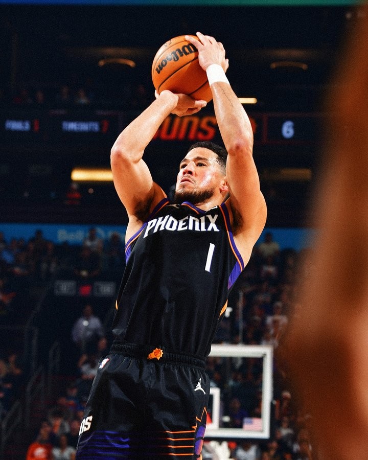 布克赛季前七场比赛砍下200+得分和50+助攻，太阳队史首人