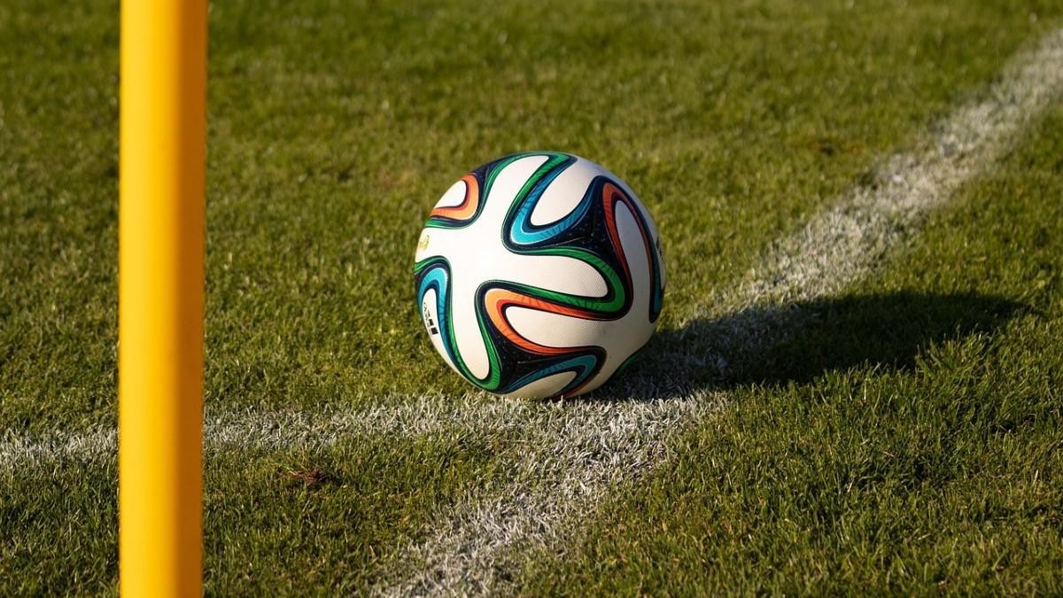 每体：为让自己女儿上场踢球，马德里一男子用大砍刀威胁教练