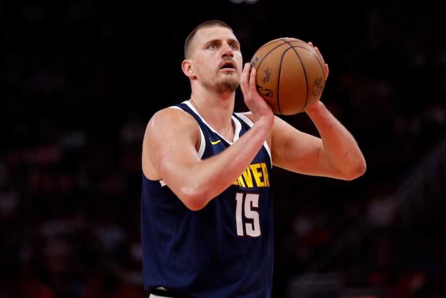 超巨风范，约基奇22中14砍34分14助7板4断2帽1失误，正负值+18