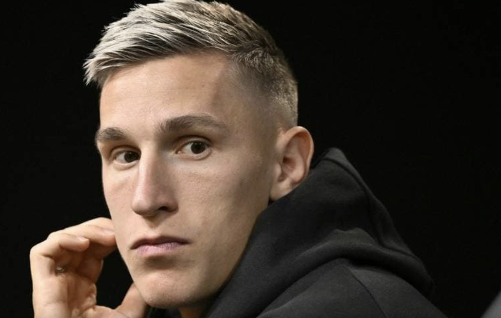 德媒：施洛特贝克可能在踢曼城时复出；迪朗维尔随一线队训练