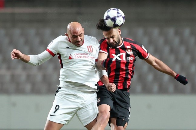 首尔外援后卫亚赞：能够限制住费利佩并不是我一个人的功劳