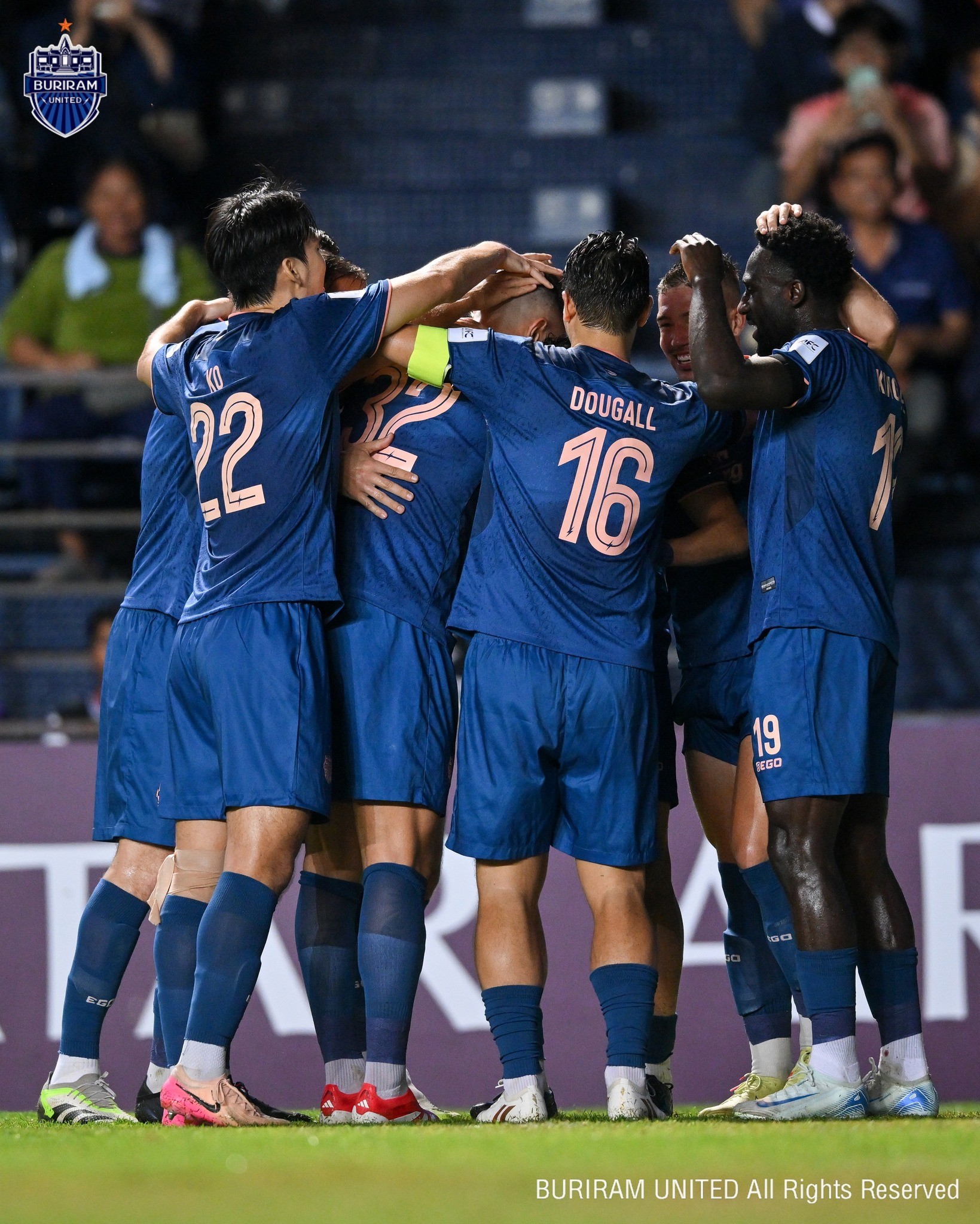 记者：汶马探赛后与海港助教约翰交换队服，两人曾在横滨合作