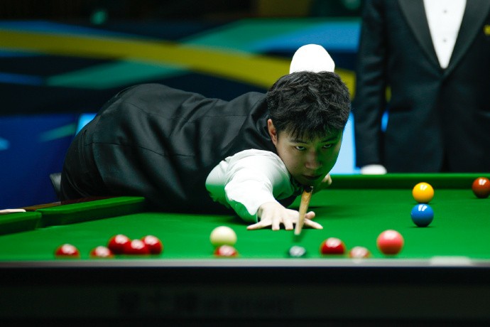 斯诺克国锦赛：赵心童6-5逆转塞尔比，吴宜泽零封霍金斯