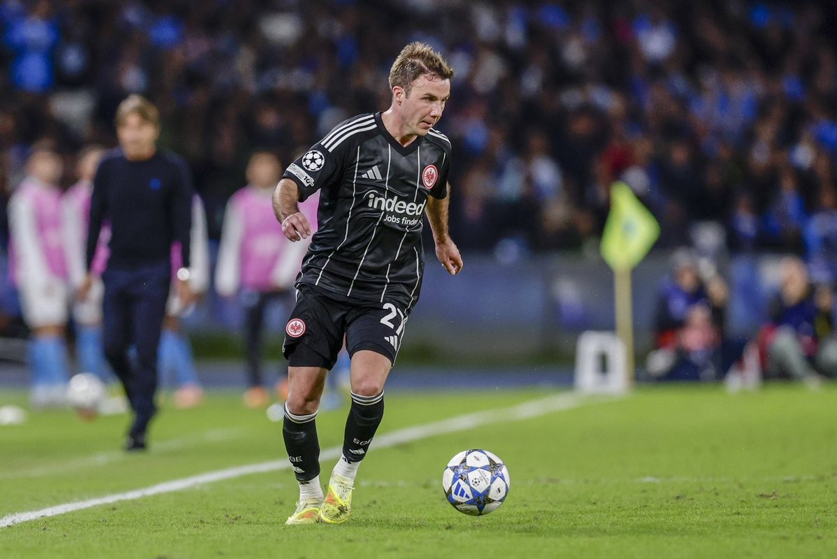 法兰克福总监：计划在冬窗期间与格策谈续约，他对我们很重要