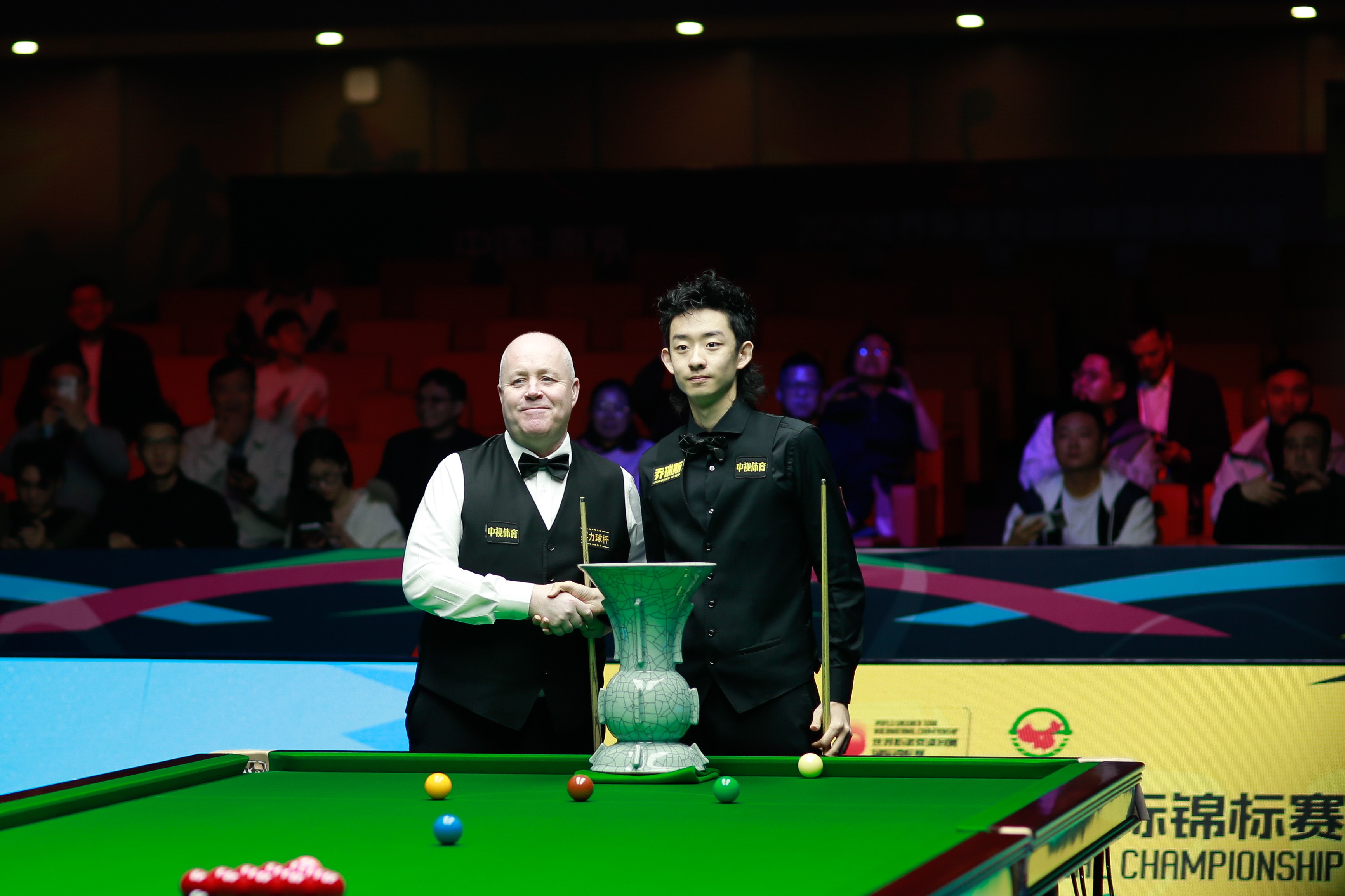 2025斯诺克国锦赛决赛第一阶段：吴宜泽暂5-4领先希金斯