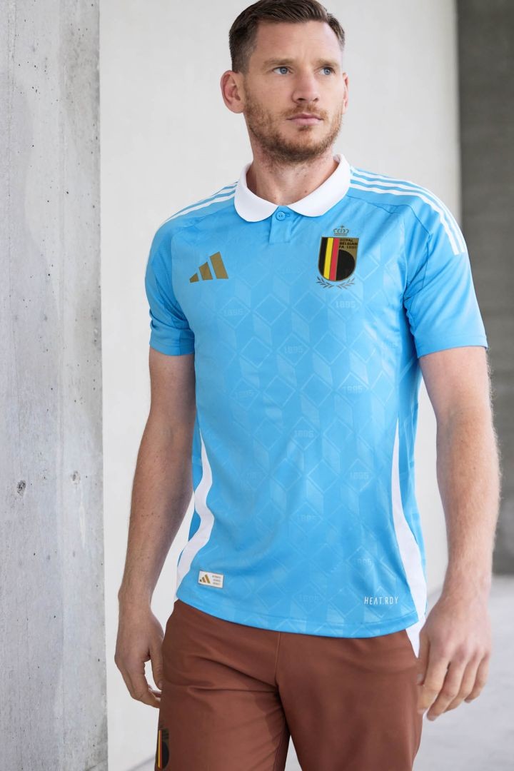 比利时队发布欧洲杯球衣客场球衣致敬丁丁历险记