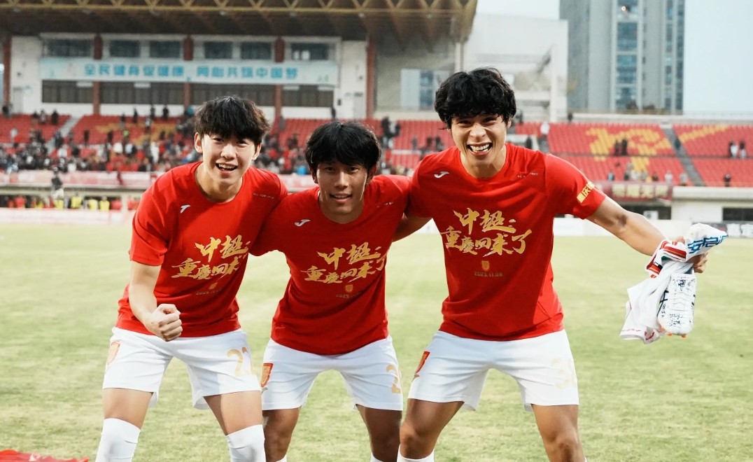 阮奇龙庆祝冲超：美好的一个赛季，一起期待2026新的挑战