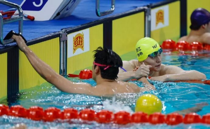 全运会男子400米自由泳预赛：潘展乐、孙杨赛道相邻，赛后泳池握手