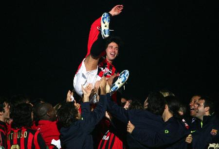 再见,米兰永远的副队比赛结束后,阿尔贝蒂尼回到场上向球迷致词,身穿