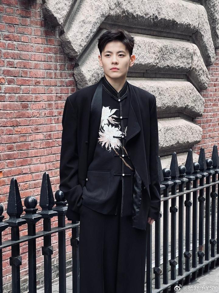 中国女篮球员杨舒予晒照一些新尝试节日快乐