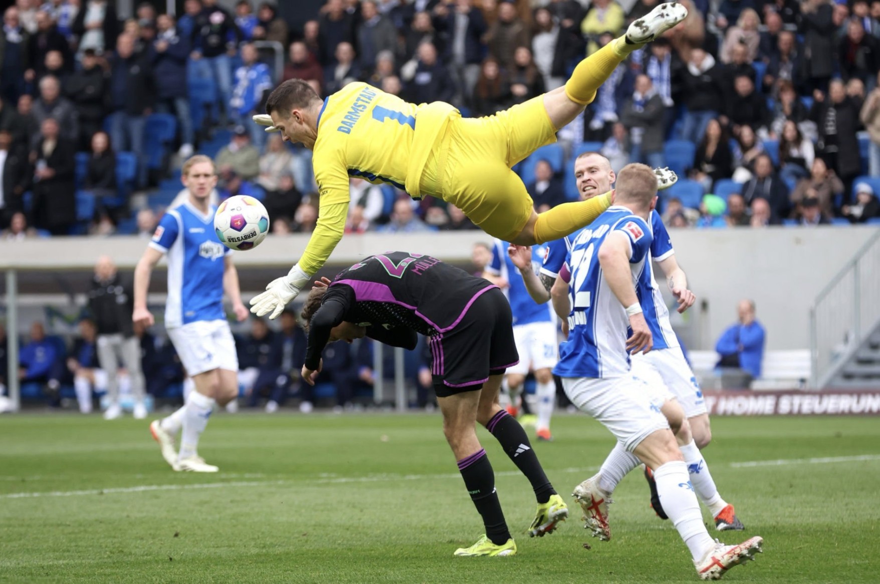 穆勒回应上轮比赛被吹犯规我的头撞到别人膝盖也是犯规哦