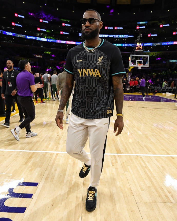 还挺帅詹姆斯身穿自己和利物浦的联名球衣场边观战