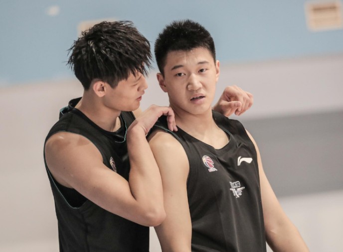 翟晓川不怪小曾两罚不中雷蒙投篮不中他们都是年轻球员