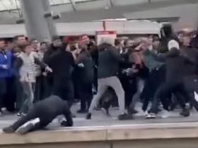 欧联杯赛前暴力事件：阿贾克斯球迷袭击阿斯顿维拉球迷