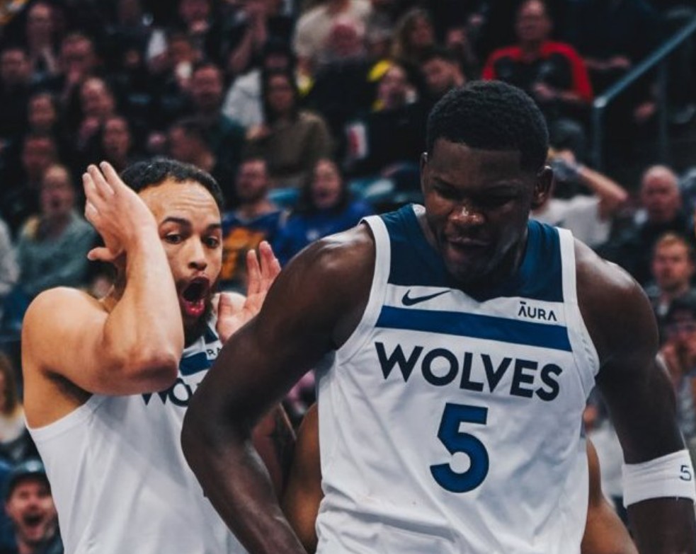 年度最残暴扣篮爱德华兹面对柯林斯上演炸裂隔扣