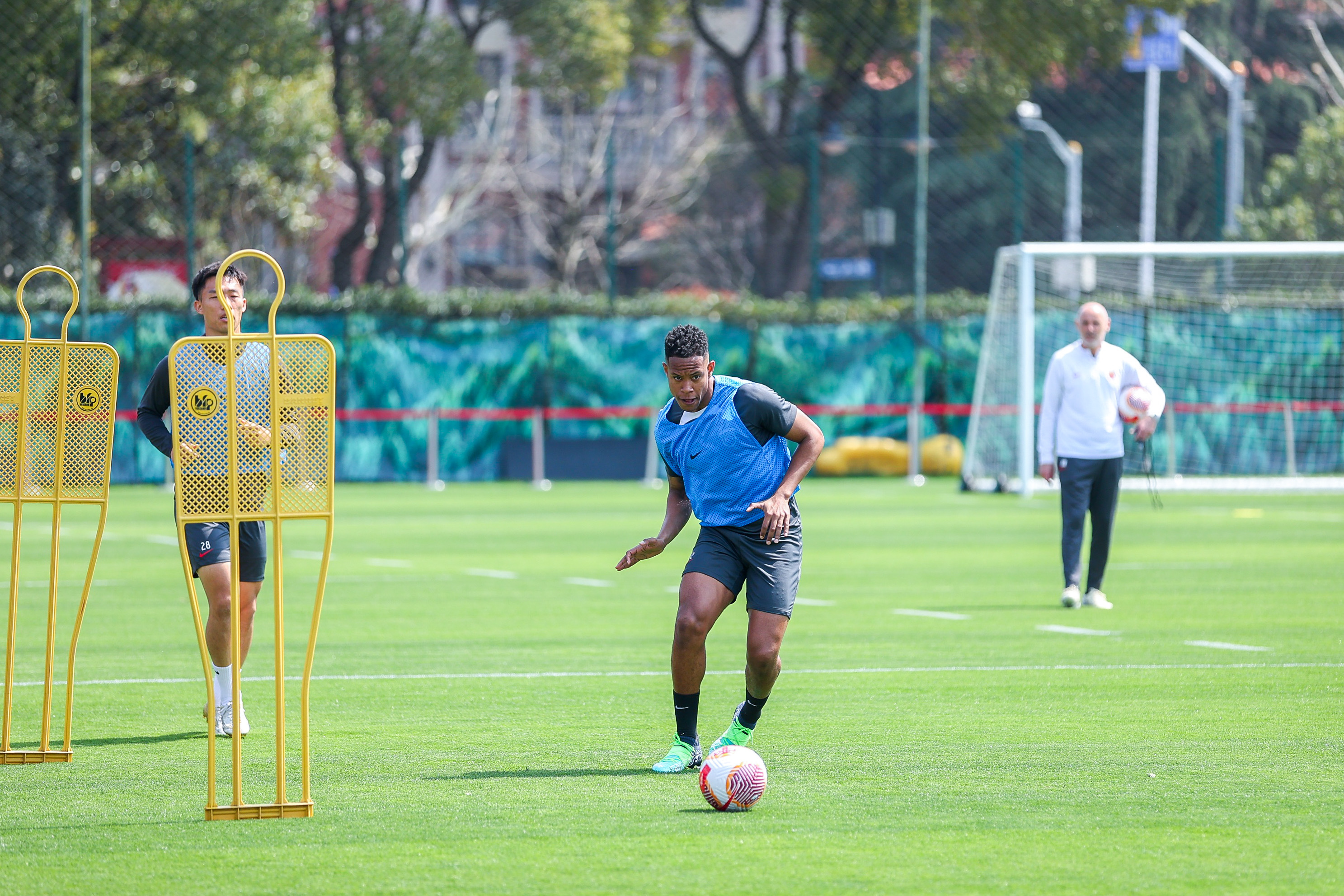 上海海港足球俱乐部球迷开放日活动火热进行中下午