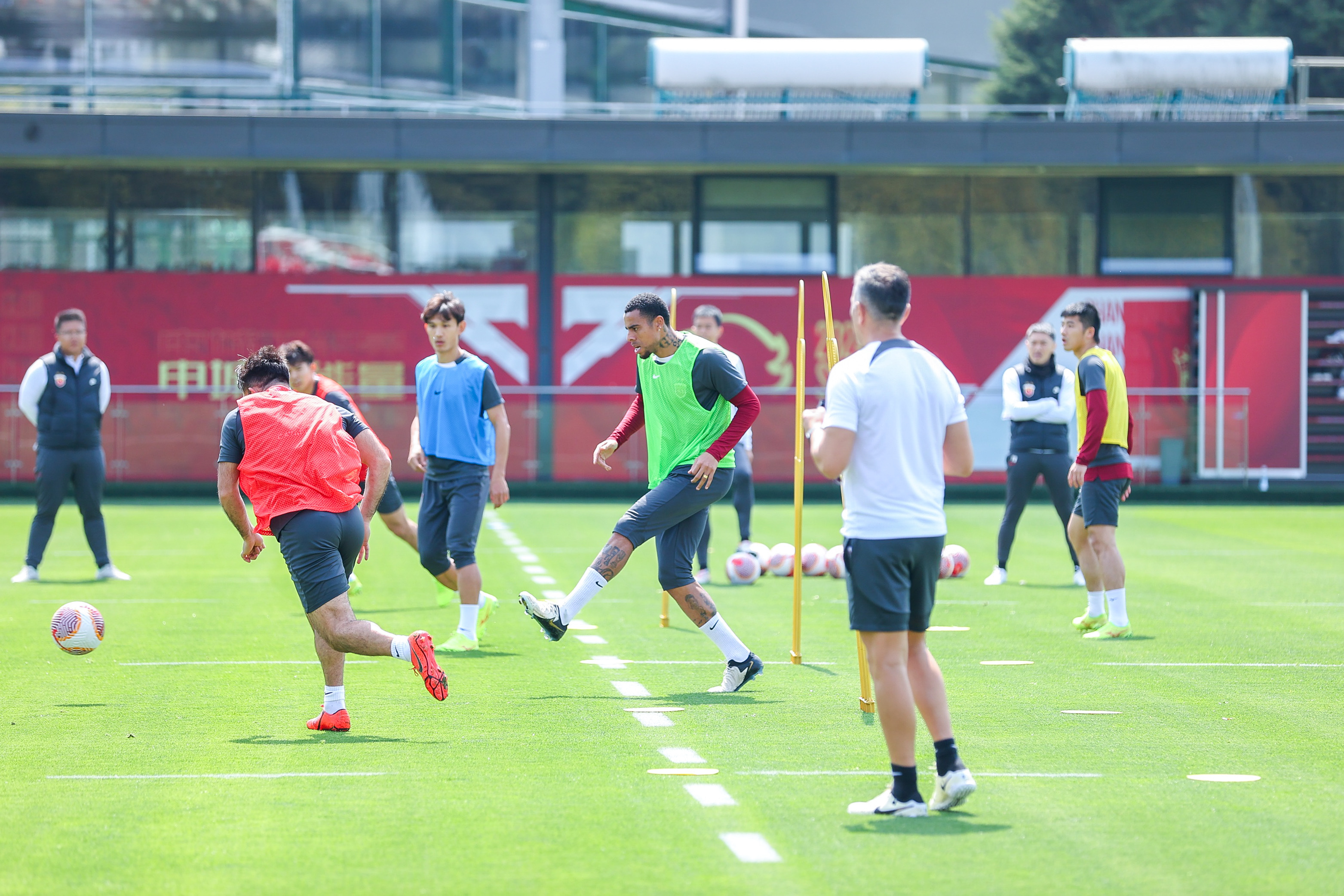 上海海港足球俱乐部球迷开放日活动火热进行中下午