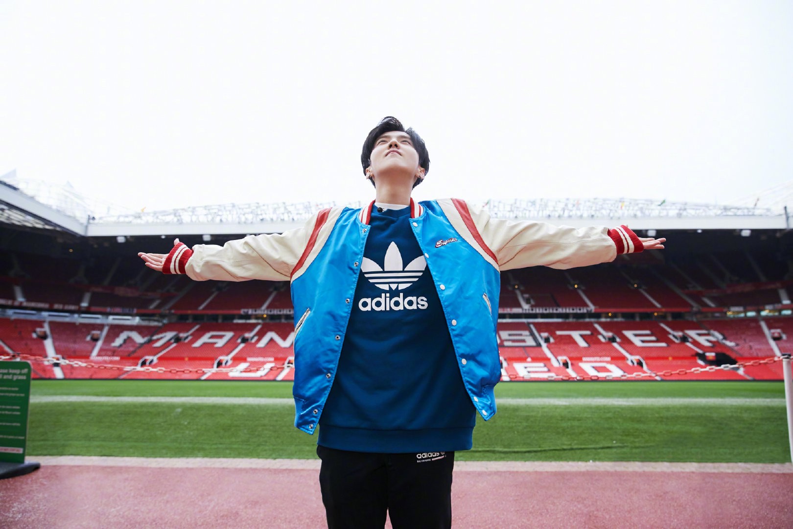 鹿晗重回老特拉福德曼联官方晒照五年之隔欢迎回家