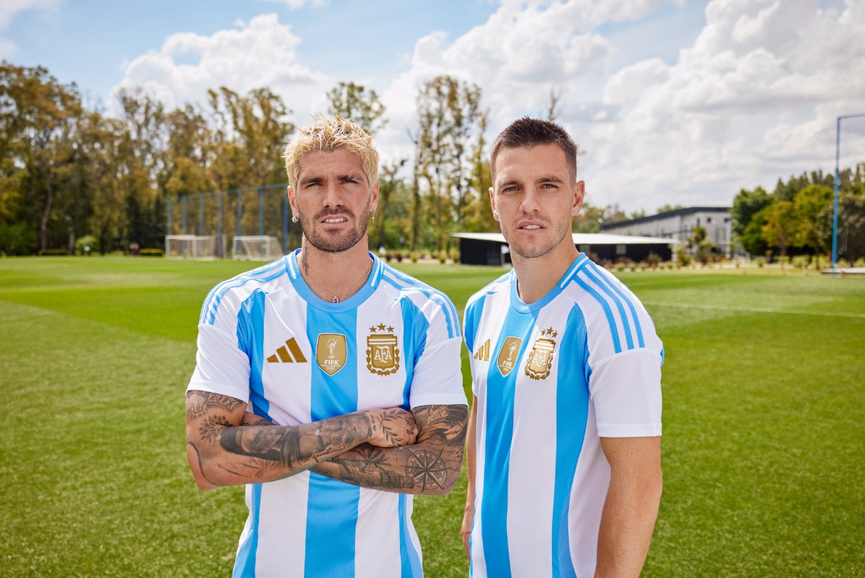 阿根廷队发布新款球衣主场蓝白条纹金色队徽客场蓝色