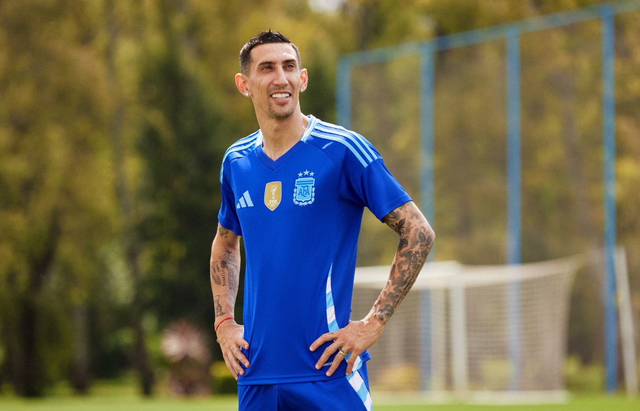 阿根廷队发布新款球衣:主场蓝白条纹 金色队徽,客场蓝色