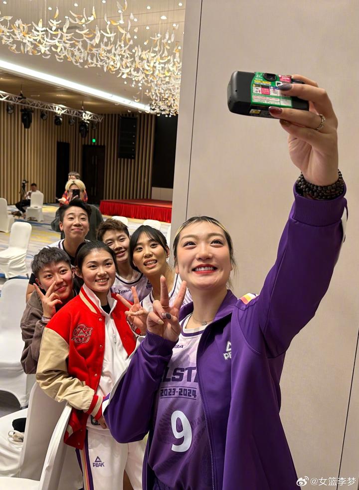 风格多样!中国女篮球员李梦晒自己参加wcba全明星赛照片