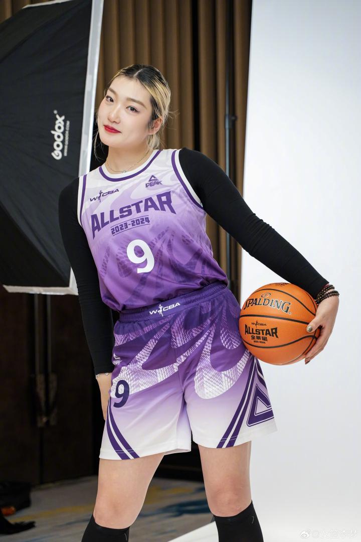 风格多样!中国女篮球员李梦晒自己参加wcba全明星赛照片