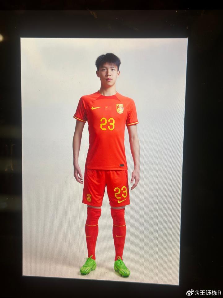 17岁小将王钰栋晒国奥定妆照新的挑战