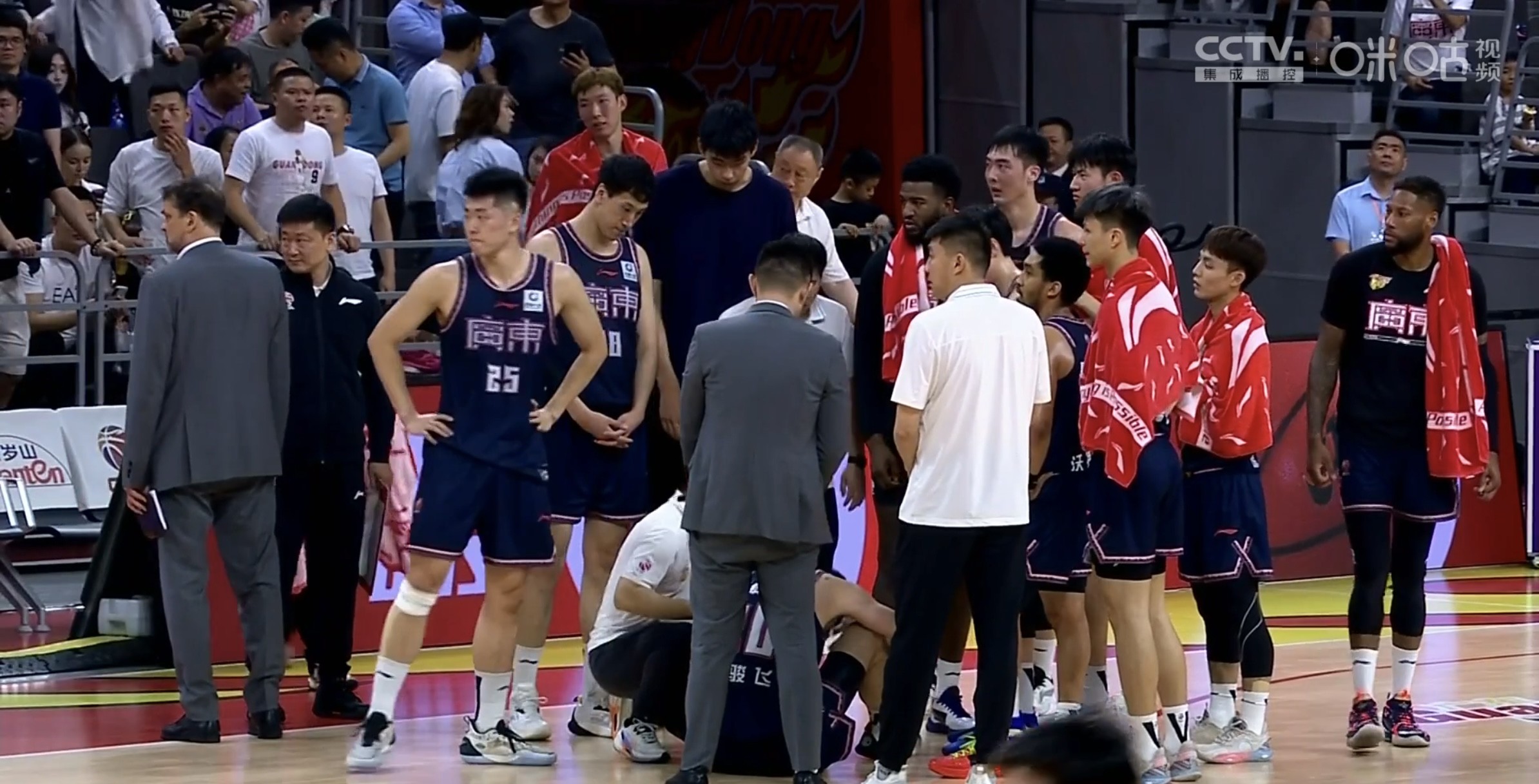 希望没事任骏飞与许钟豪对抗后疑似受伤倒地后久久未起身