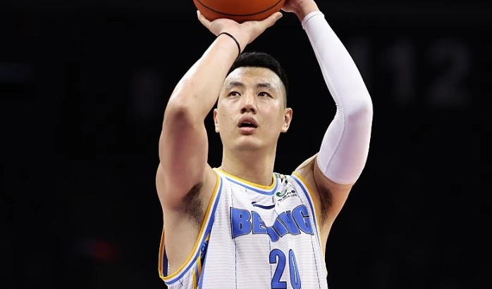 翟晓川工作室队长得知队友受伤主动请缨输完液直接去球馆