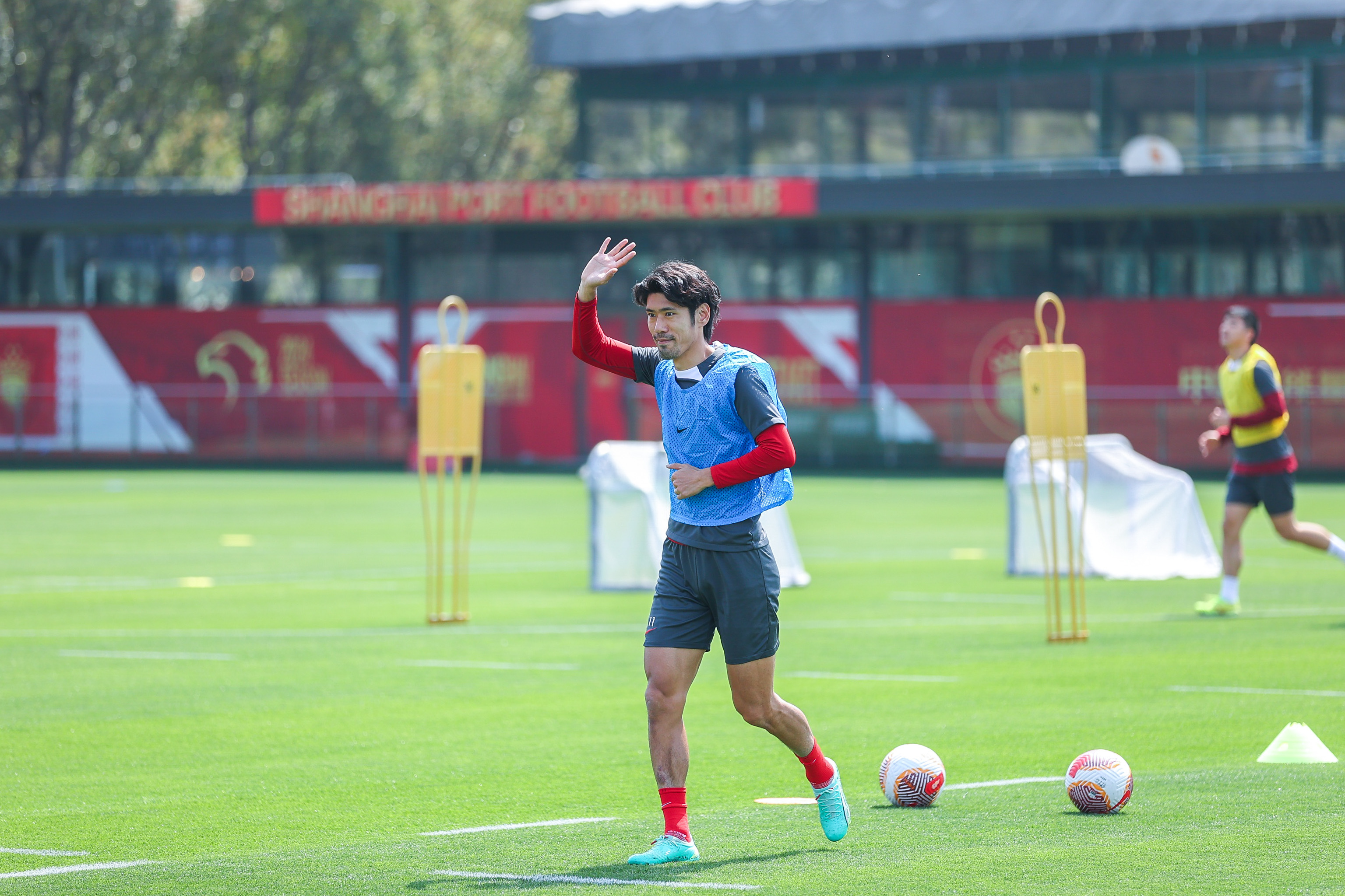 上海海港足球俱乐部球迷开放日活动火热进行中下午