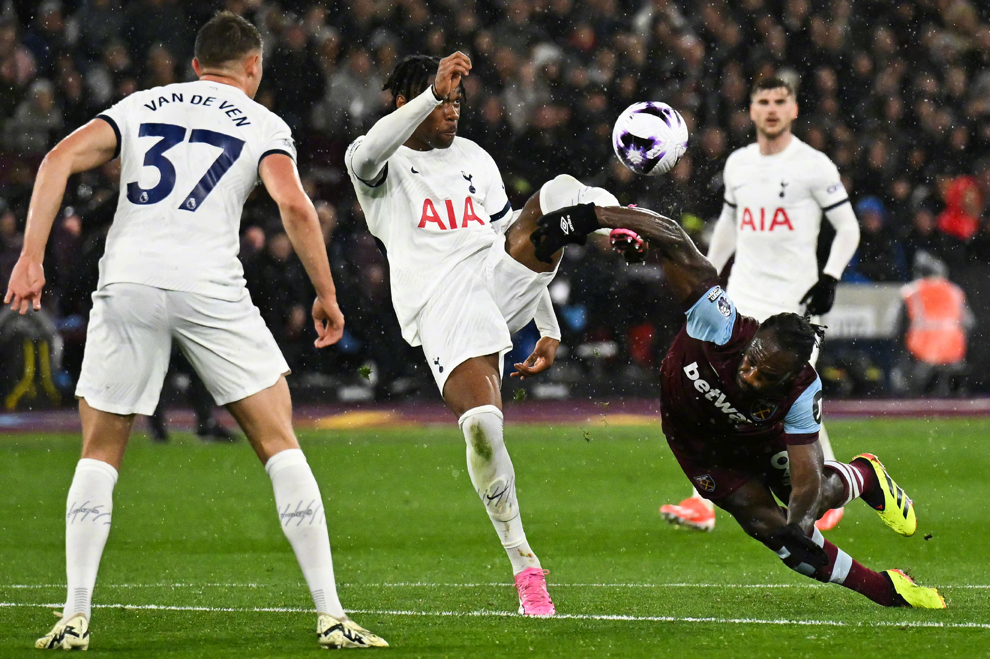 热刺客场没赢西汉姆联,所以曼城,热刺和曼联还得互相追赶